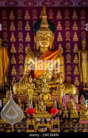 Goldene Buddha-Statue in der sim (Versammlungshalle) von Wat SOP Sickharam, Luang Prabang, Laos Stockfoto
