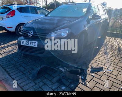 Taplow, Großbritannien. Januar 2024. Ein zertrümmertes Auto nach einem Unfall mit dem Wort Ach in der Windschutzscheibe an einem frostigen Morgen in Taplow, Buckinghamshire. Quelle: Maureen McLean/Alamy Live News Stockfoto