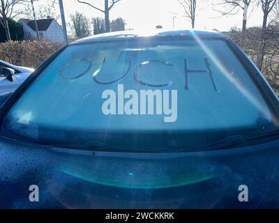 Taplow, Großbritannien. Januar 2024. Ein zertrümmertes Auto nach einem Unfall mit dem Wort Ach in der Windschutzscheibe an einem frostigen Morgen in Taplow, Buckinghamshire. Quelle: Maureen McLean/Alamy Live News Stockfoto