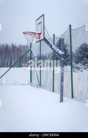 Basketballplatz im Freien, im Winter mit Schnee bedeckt, Finnland. Stockfoto