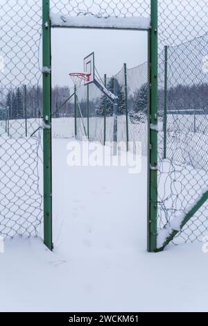 Basketballplatz im Freien, im Winter mit Schnee bedeckt, Finnland. Stockfoto