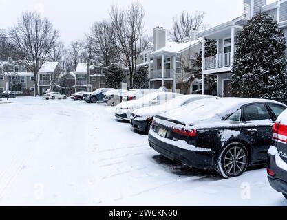 Schneebedeckte Autos auf dem Parkplatz eines Apartmentkomplexes Stockfoto