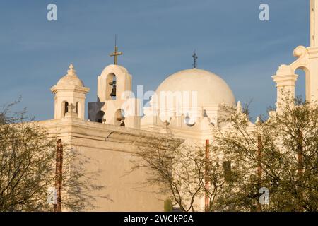 Der Glockenturm der Leichenkapelle und die Kuppel der Mission San Xavier del Bac, Tucson Arizona. Stockfoto