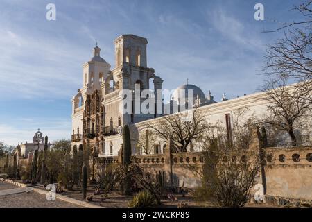 Mission San Xavier del Bac, Tucson Arizona. Erbaut im Barockstil mit maurischer und byzantinischer Architektur. Stockfoto