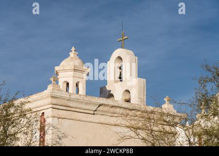Der Glockenturm der Leichenkapelle in der Mission San Xavier del Bac, Tucson Arizona. Stockfoto