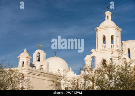 Der Glockenturm der Leichenkapelle, die Kuppel und der westliche Glockenturm der Mission San Xavier del Bac, Tucson Arizona. Stockfoto