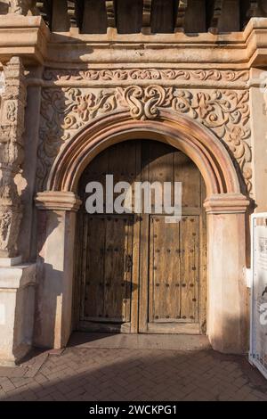 Der bogenförmige Eingang zur Mission San Xavier del Bac, Tucson Arizona. Stockfoto