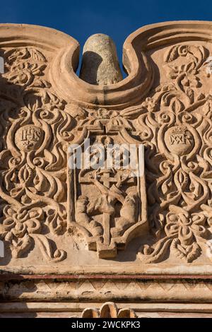 Geschnitztes Emblem des Franziskanerordens an der Fassade der Mission San Xavier del Bac in Tucson Arizona. Stockfoto