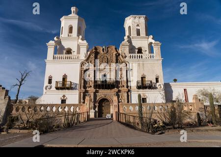 Mission San Xavier del Bac, Tucson Arizona. Erbaut im Barockstil mit maurischer und byzantinischer Architektur. Stockfoto