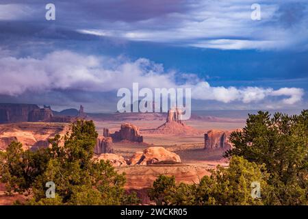 Stürmischer Sonnenaufgang im Monument Valley Navajo Tribal Park in Arizona. Blick von Hunt's Mesa. Stockfoto