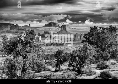 Schwarz-weiß stürmischer Sonnenaufgang im Monument Valley Navajo Tribal Park in Arizona. Blick von Hunt's Mesa. Stockfoto