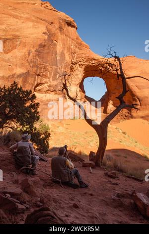 Fotografen fotografieren das Ohr des Windbogens im Monument Navajo Valley Tribal Park, Arizona. Stockfoto