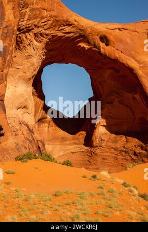 The Ear of the Wind, ein natürlicher Sandsteinbogen im Monument Navajo Valley Tribal Park, Arizona. Stockfoto