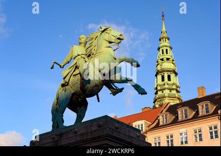 Kopenhagen, Dänemark - 27. Dezember 2019: Statue des Bischofs Absalon, eines dänischen Staatsmannes und Prälaten der katholischen Kirche in Kopenhagen Stockfoto