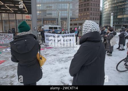 Berlin, Deutschland. Januar 2024. Im Schatten des anhaltenden Krieges zwischen Israel und der Hamas versammelte sich am 16. Januar 2024 eine Gruppe von Demonstranten am Potsdamer Platz in Berlin, neben den Büros von Diehl Defence, einem prominenten deutschen Rüstungsunternehmen, das für seine Produktion von Raketensystemen wie IRIS-T und AIM-9X bekannt ist. er war bei F-16 im Kampf gegen Falken beschäftigt. Demonstranten erhoben Anschuldigungen gegen das Unternehmen und behaupteten, dass seine Technologie, die bei israelischen Militäroperationen eingesetzt wird, zu den Feindseligkeiten in Gaza beiträgt. Sie entfalteten ein beträchtliches Banner, das „Deutsche Waffen toeten in Gaza“ („GE“) erklärte Stockfoto