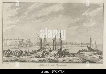 Blick auf Tobolsk, Jan Caspar Philips, nach Jean Baptist Leprince, 1771 Print Ansicht der Stadt Tobolsk in Sibirien, vom Fluss aus gesehen. Schiffe, die im Vordergrund verankert sind. Amsterdamer Papierätzlandschaften in Polarregionen Tobolsk Stockfoto