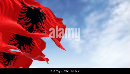 Albanische Nationalflaggen, die an klaren Tagen im Wind winken. Rote Flagge mit schwarzem zweiköpfigen Adler. 3D-Darstellung. Flatterndes Gewebe. Selektiv Stockfoto