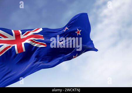 Die neuseeländische Nationalflagge winkt an einem klaren Tag. Blauer Fähnrich mit Union Jack und roten Sternen, die das Southern Cross darstellen. 3D-Illustrationen rendern. Schlitz Stockfoto