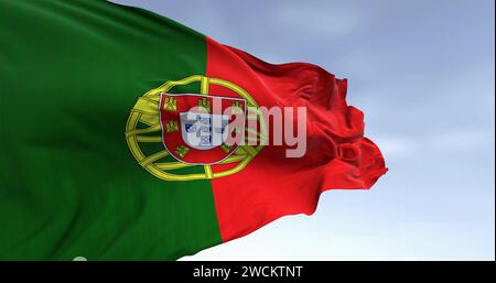Die portugiesische Nationalflagge wehte im Wind an klaren Tagen. Die Portugiesische Republik ist ein Mitgliedstaat der Europäischen Union. Rendern der 3D-Darstellung. Gewellt Stockfoto