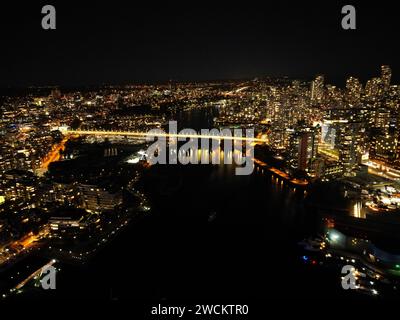 Hell beleuchtete Stadtlandschaft bei Nacht von einem hohen Aussichtspunkt aus gesehen Stockfoto