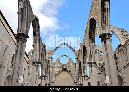 Ruinen des Klosters unserer Lieben Frau vom Berg Karmel (Convento da Ordem do Carmo), eines ehemaligen katholischen Klosters in Lissabon, Portugal Stockfoto