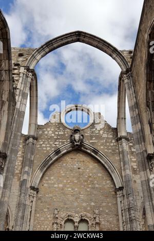 Ruinen des Klosters unserer Lieben Frau vom Berg Karmel (Convento da Ordem do Carmo), eines ehemaligen katholischen Klosters in Lissabon, Portugal Stockfoto