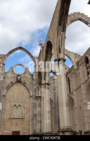 Ruinen des Klosters unserer Lieben Frau vom Berg Karmel (Convento da Ordem do Carmo), eines ehemaligen katholischen Klosters in Lissabon, Portugal Stockfoto