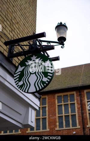 Starbucks Coffee Shop hängt Schild mit altmodischer Straßenlaterne Stockfoto