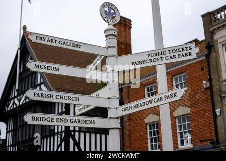 Ein Wegweiser in Saffron Walden, Essex, England, führt Besucher zur Fry Art Gallery, Museum und Pfarrkirche. Stockfoto