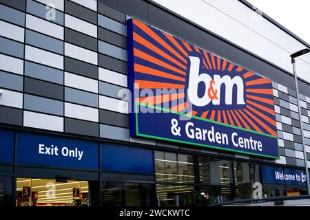 B&M Einzelhandelsgeschäft Ladenfront und Ladenschild Stockfoto