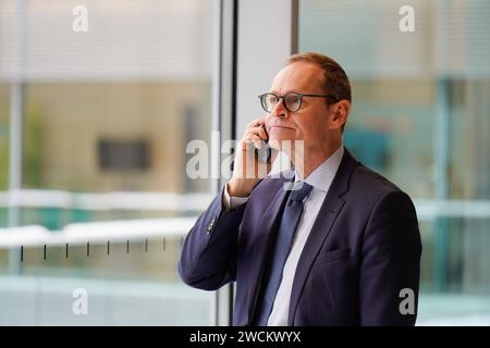 SPD-Bundestagsfraktion, Michael Müller, MDB, telefoniert Fraktionssitzung SPD-Bundestagsfraktion, Michael Müller, MDB Berlin Berlin GER *** SPD-Fraktion, Michael Müller, MDB, am Telefon Parlamentarische Fraktionssitzung SPD-Fraktion, Michael Müller, MDB Berlin Berlin GER Stockfoto