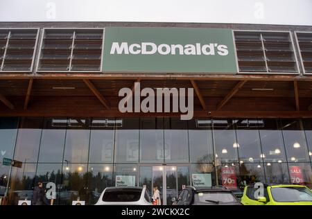 Taplow, Großbritannien. Januar 2024. Im Bishop Centre auf der A4 in Taplow, Buckinghamshire, wird ein neues McDonald's Restaurant eröffnet. Einige Einheimische freuen sich über die Nachrichten, während andere befürchten, dass sie zu unsozialem Verhalten, Müll und einem Mangel an Parkplätzen für Käufer in den nahe gelegenen Costa Coffee, The Works, Mountain Warehouse, TX Maxx und Tesco führen werden. Kredit: Maureen McLean/Alamy Stockfoto