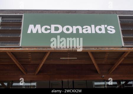 Taplow, Großbritannien. Januar 2024. Im Bishop Centre auf der A4 in Taplow, Buckinghamshire, wird ein neues McDonald's Restaurant eröffnet. Einige Einheimische freuen sich über die Nachrichten, während andere befürchten, dass sie zu unsozialem Verhalten, Müll und einem Mangel an Parkplätzen für Käufer in den nahe gelegenen Costa Coffee, The Works, Mountain Warehouse, TX Maxx und Tesco führen werden. Kredit: Maureen McLean/Alamy Stockfoto