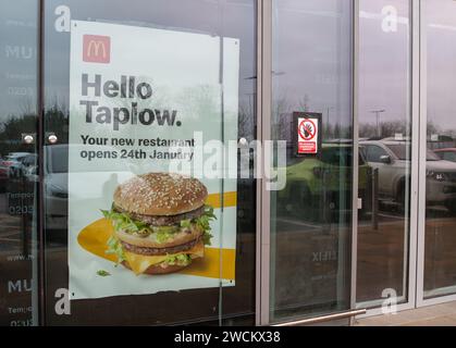 Taplow, Großbritannien. Januar 2024. Im Bishop Centre auf der A4 in Taplow, Buckinghamshire, wird ein neues McDonald's Restaurant eröffnet. Einige Einheimische freuen sich über die Nachrichten, während andere befürchten, dass sie zu unsozialem Verhalten, Müll und einem Mangel an Parkplätzen für Käufer in den nahe gelegenen Costa Coffee, The Works, Mountain Warehouse, TX Maxx und Tesco führen werden. Kredit: Maureen McLean/Alamy Stockfoto