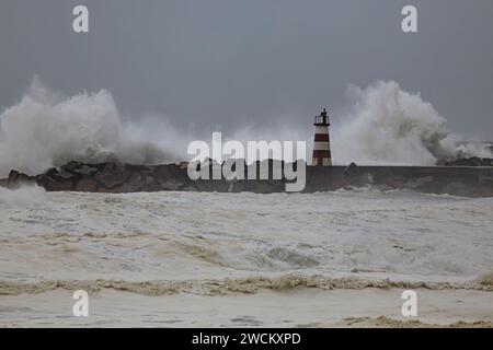 Zugang zum Hafen von Povoa de Varzim bei starkem Sturm, nördlich von Portugal. Stockfoto