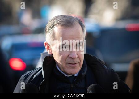 Davos, Schweiz. Januar 2024. Der ehemalige Gouverneur der Bank of England, Mark Carney, geht die Promenade hinunter zum Kongresszentrum, wo das Weltwirtschaftsforum stattfindet. Das Thema des 54. Weltwirtschaftsforums (WEF), das von Klaus Schwab veranstaltet wird, ist die Wiederherstellung des Vertrauens in die Zukunft innerhalb der Gesellschaften und zwischen den Nationen. Die einwöchige WEF-Veranstaltung bringt weltweit führende Unternehmen und Branchen zusammen, um die Zukunft der Welt zu gestalten. Quelle: SOPA Images Limited/Alamy Live News Stockfoto