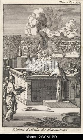 Priester opfert Stier auf dem Brandopferaltar, Jan Luyken, 1705 Druck Amsterdamer Papier, das den Hof des Tabernakels graviert  jüdische Religion. Der Altar des Brandopfers, der dreiste Altar, die jüdische Religion. Opfer von Tieren  jüdische Religion Stockfoto