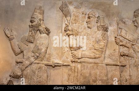 Geschnitztes Steinrelief von König Sargon in Prozession, Assyrischer Palast von Dur-Sharrukin, Chorsabad, Irak, jetzt im Irak Museum, Bagdad, Irak Stockfoto