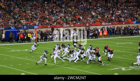 Canton, Ohio, USA - 3. August 2023: Ein fesselndes Bild fängt das harmonische Chaos ein, während eine Gruppe von Fußballspielern an einem intensiven Spiel auf dem f Stockfoto