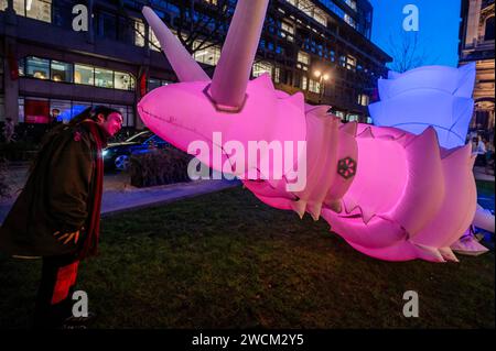 London, Großbritannien. Januar 2024. King's College London präsentiert Air Giants: The Glowbot Garden, eine Installation von riesigen Soft-Robotern, die auf Berührung reagieren. Sie werden am Strand in Aldwych vom 17. Bis 20. Januar 2024 ausgestellt. Guy Bell/Alamy Live News Stockfoto