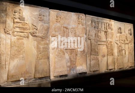 Gemeißeltes Steinrelief von Bediensteten mit Stühlen, Assyrischer Palast von Dur-Sharrukin, Chorsabad, Irak, jetzt im Irak Museum, Bagdad, Irak Stockfoto