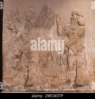 Gemeißeltes Steinrelief der geflügelten Gottheit aus dem assyrischen Palast von Dur-Sharrukin; Chorsabad, Irak, jetzt im Irak Museum, Bagdad, Irak Stockfoto