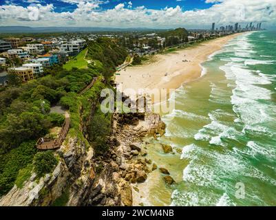Blick aus der Vogelperspektive auf den Gold Coast Beach und die atemberaubende Weite des Ozeans und der Küste Stockfoto