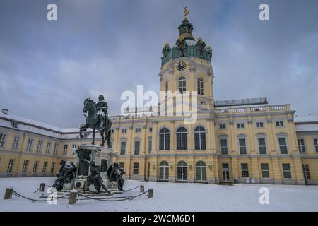 Winter, Schlosshof, Reiterdenkmal Friedrich Wilhelm der große Kurfürst, Charlottenburger Schloss, Charlottenburg, Berlin, Deutschland Stockfoto