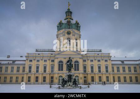 Winter, Schlosshof, Reiterdenkmal Friedrich Wilhelm der große Kurfürst, Charlottenburger Schloss, Charlottenburg, Berlin, Deutschland Stockfoto