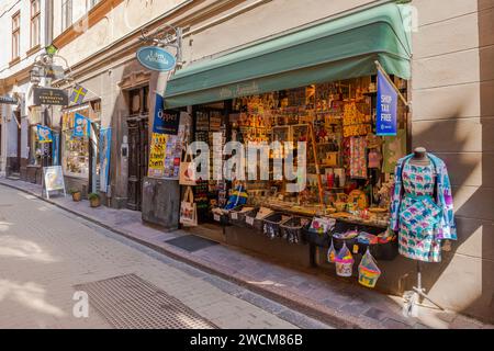 Blick auf eine farbenfrohe Ladenpräsentation mit Souvenirs und Artikeln, die Touristen anziehen, auf einer der Straßen von Gamlastan. Schweden. Stockholm. Stockfoto