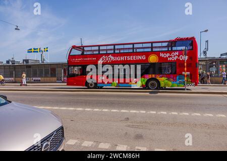Ein Anblick eines Hop-on-Hop-off-Doppeldeckerbusses, der durch die Straßen Stockholms fährt. Schweden. Stockfoto