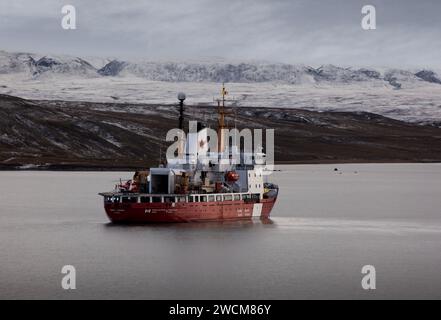 Der kanadische Eisbrecher Henry Larsen am Pond Inlet in der Nordwestpassage Stockfoto