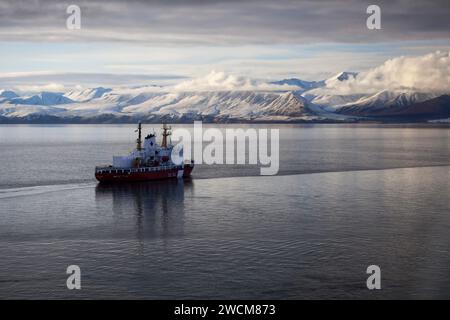 Der kanadische Eisbrecher Henry Larsen am Pond Inlet in der Nordwestpassage Stockfoto