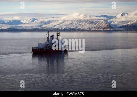 Der kanadische Eisbrecher Henry Larsen am Pond Inlet in der Nordwestpassage Stockfoto